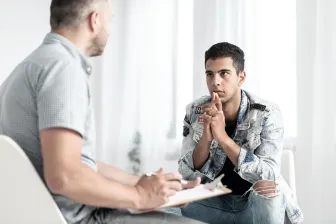jongen denkt na