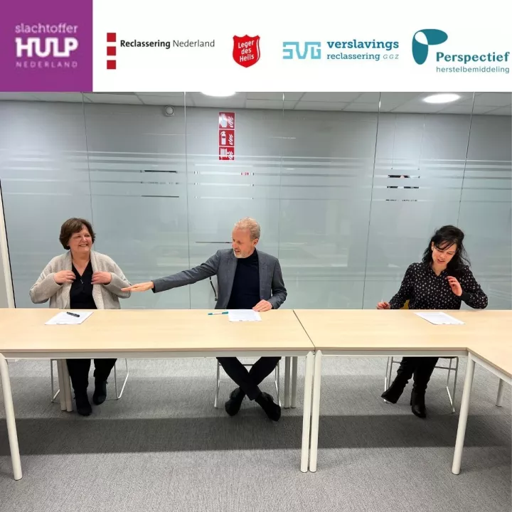 Rosa Jansen (Slachtofferhulp Nederland), Johan Bac (namens de Reclassering) en Nathalie de la Cousine (Perspectief Herstelbemiddeling) ondertekenen de intentieverklaring voor een nauwere samenwerking