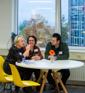 Groepje mensen aan tafel